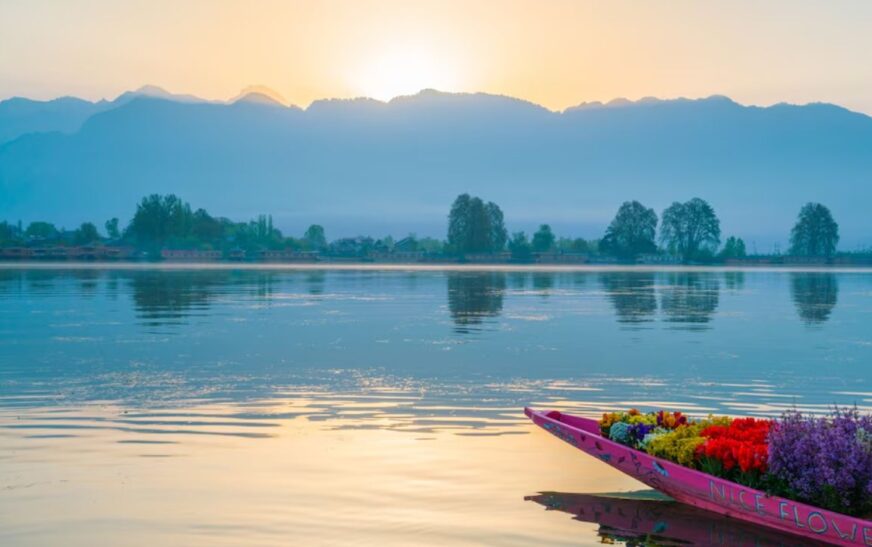 Exploring the Enchanting Beauty of Kashmir on Kashmir Tour