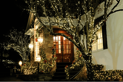 Creating a Holiday Ambiance With Permanent Christmas Lights