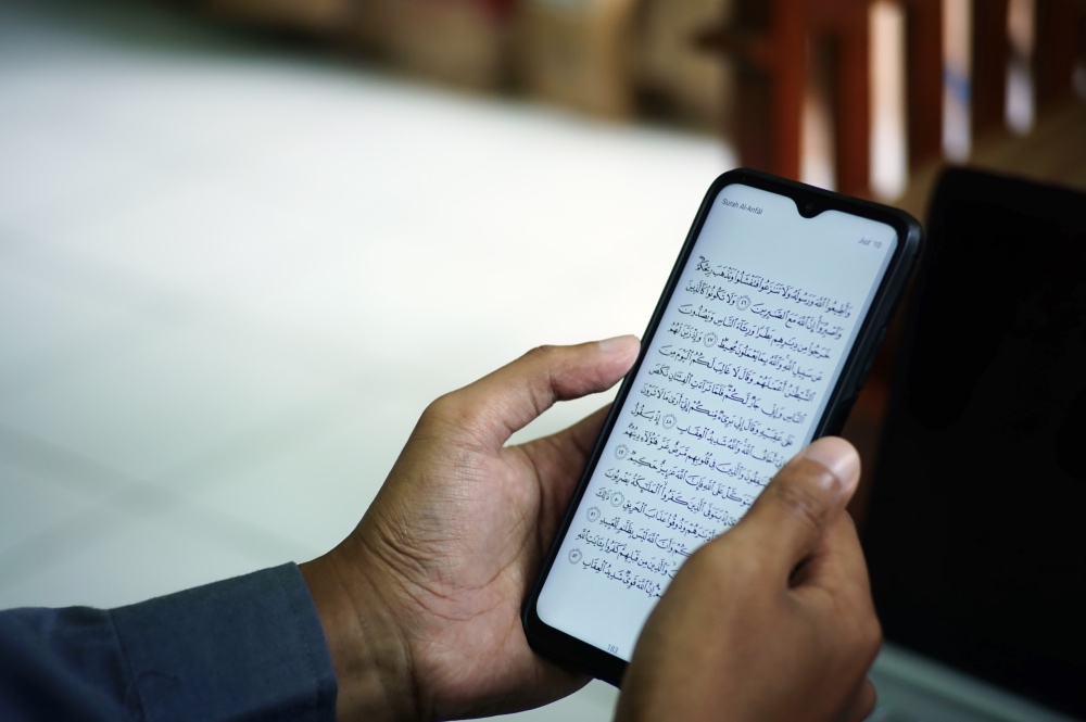 Learning Quran Online: Advantages and Disadvantages