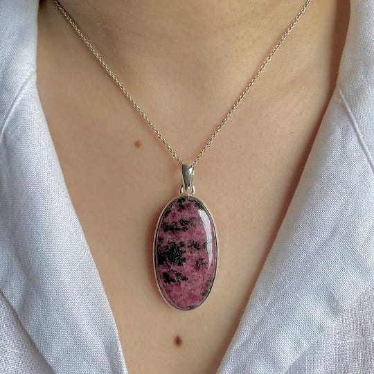 When is the Best Time to Wear Rhodonite Jewelry with Flair?