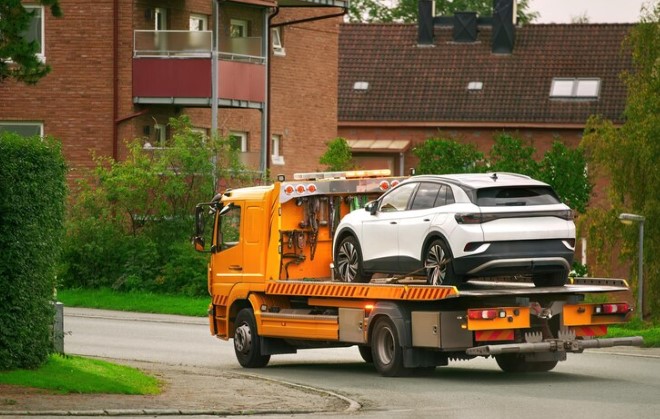 Aurora Towing and Recovery: Stranded? Call Now!